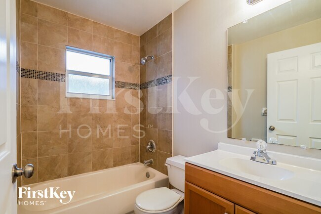 Building Photo - 1111 Roan Ct