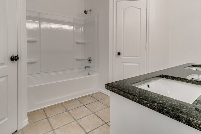 Building Photo - Great Freshly updated 3 bed 2 bath!