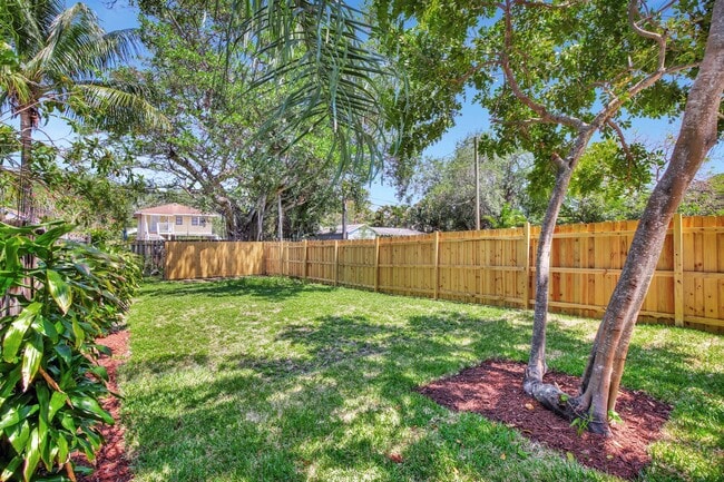 Building Photo - 620 SW 7th Ave