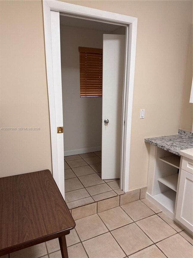 Building Photo - 9900 W Calusa Club Dr