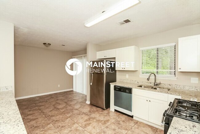 Building Photo - 3 Bedroom Pet-Friendly Home in Riverdale, GA with Main Street Renewal