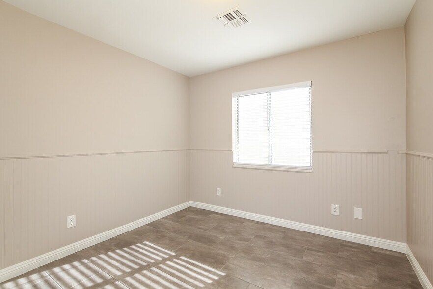 Building Photo - 12702 W Aster Dr