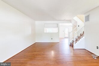 Building Photo - 6 Sandview Ct