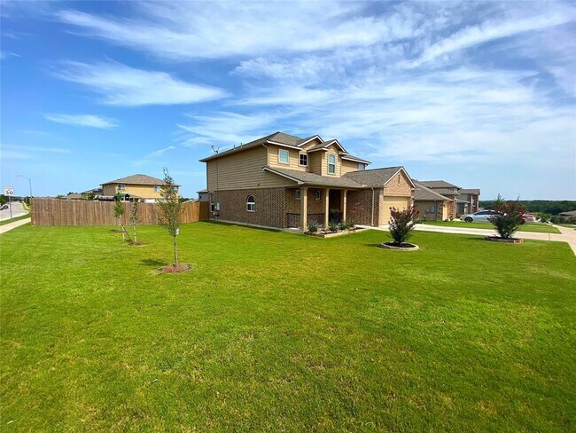 Building Photo - 122 Liard River Rd