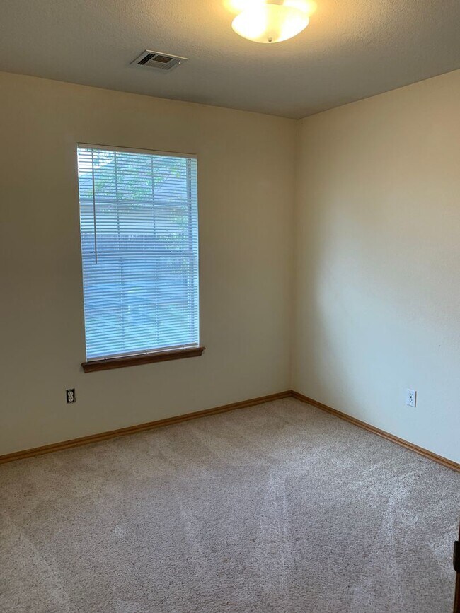 Building Photo - Great Home Fantastic Price!