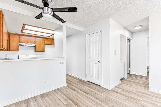 Interior Photo - 1075 Loma Ave