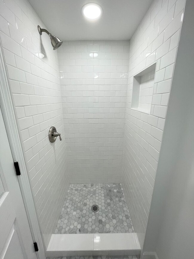 Building Photo - Newly Renovated 1 bedroom