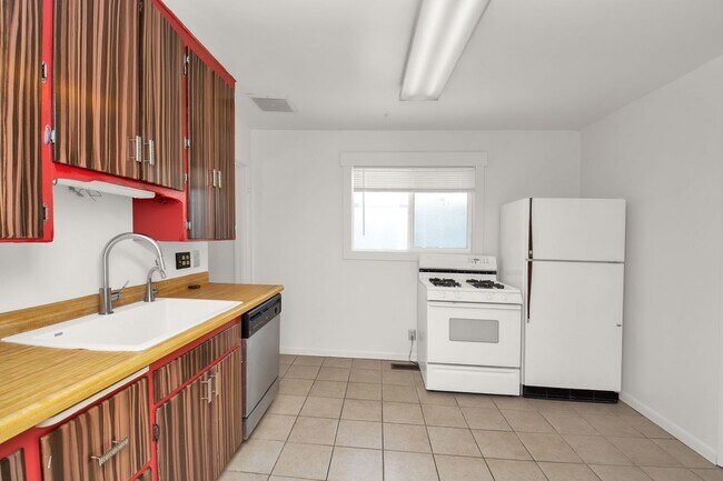 Building Photo - A Gardners Dream 2 Bed 1 Bath Home in Amazing SLC Location! Available NOW!