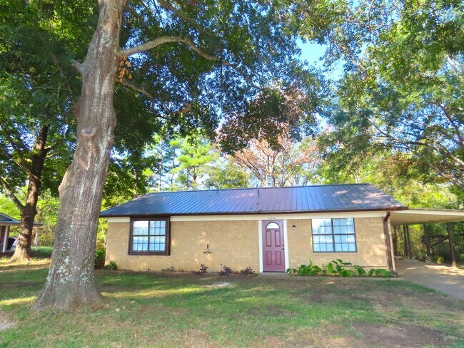 Building Photo - Beautifully Updated 2 Bedroom House on Wooded Lot
