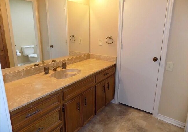Building Photo - 513 Woodhollow Dr