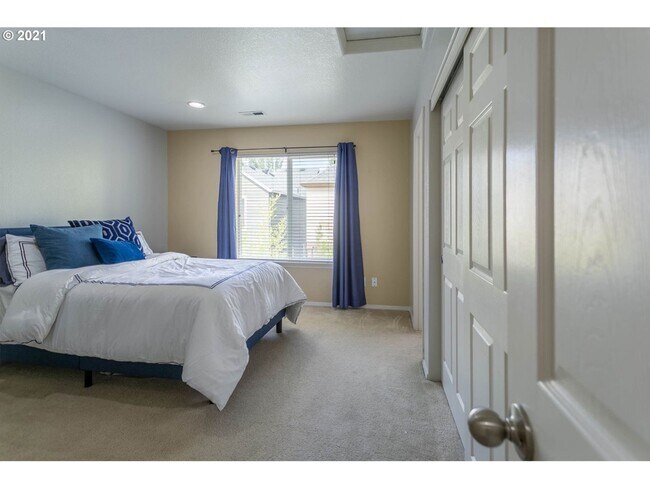 Building Photo - Beautiful 3 bedroom Home with Large Living...