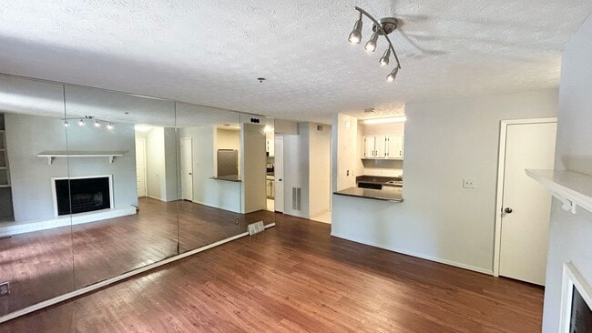 Building Photo - Vinings Run 1 Bedroom Condo, Minutes from ...