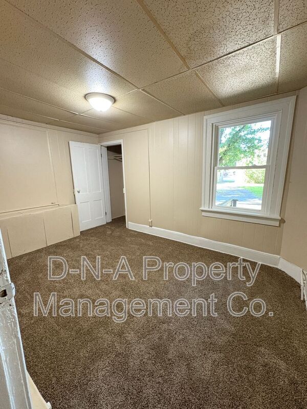 Building Photo - 810 Monroe St