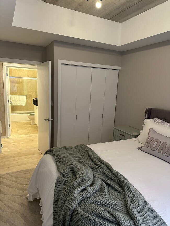 Building Photo - 1422 N La Salle Dr