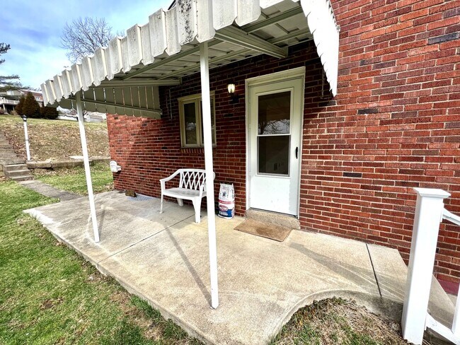 Building Photo - Coraopolis - 3 Bedroom, 1 Bath - Charming ...