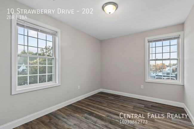 Building Photo - 10 Strawberry Dr