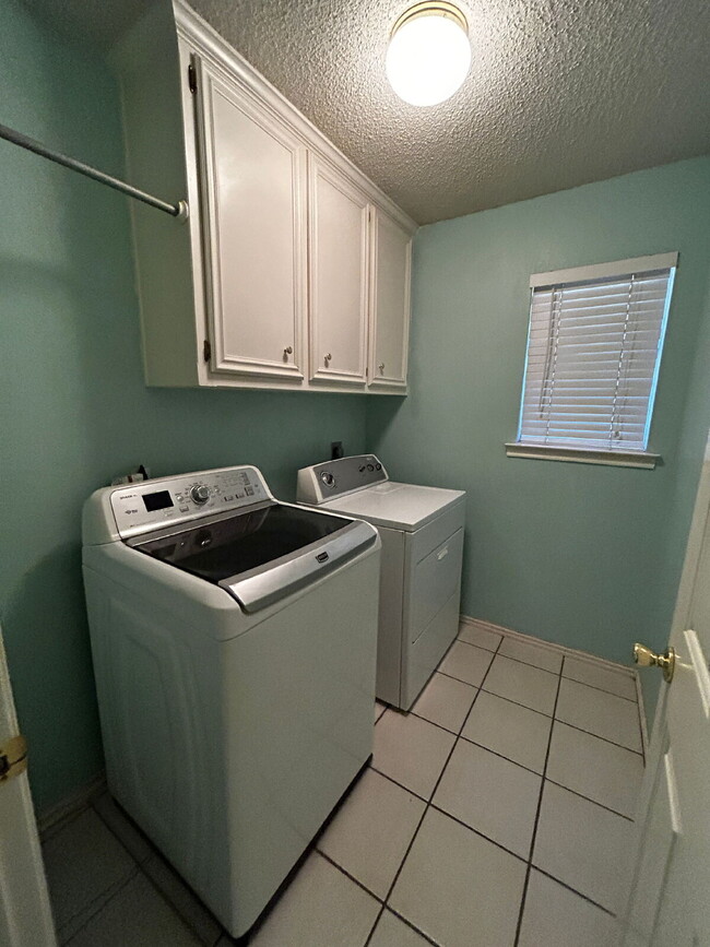 Building Photo - Nice Three Bedroom - Northridge