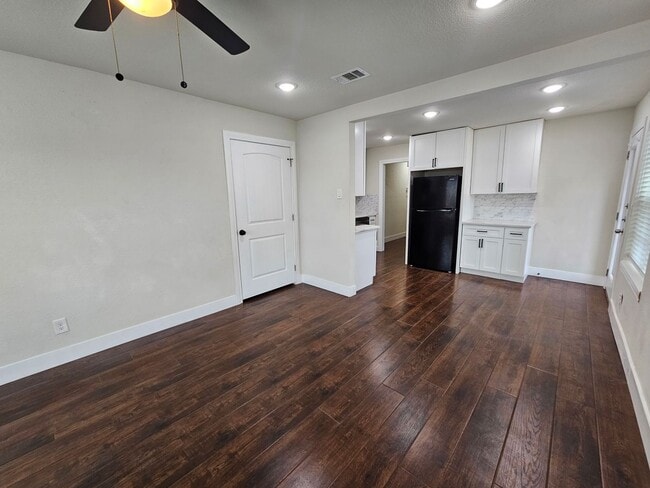 Building Photo - Near Bishop Arts District 2-bedroom, 1-bath duplex