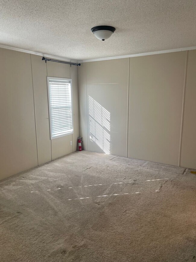 Building Photo - Country Living at it's Finest!