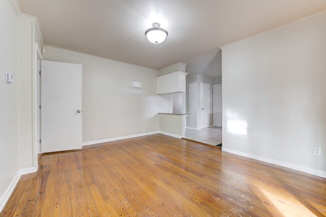 Building Photo - 5000 N Linn Ave