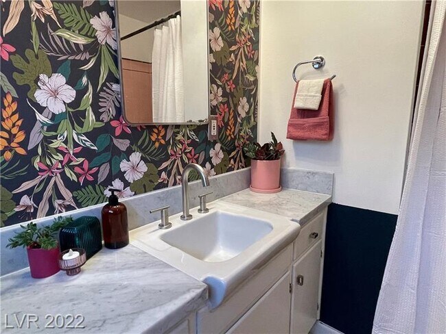 Building Photo - FULLY FURNISHED! & Recently renovated mid-term in downtown - close to arts district