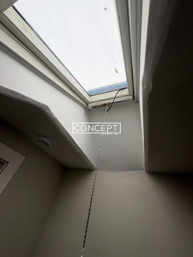 Building Photo - 220 Banks St