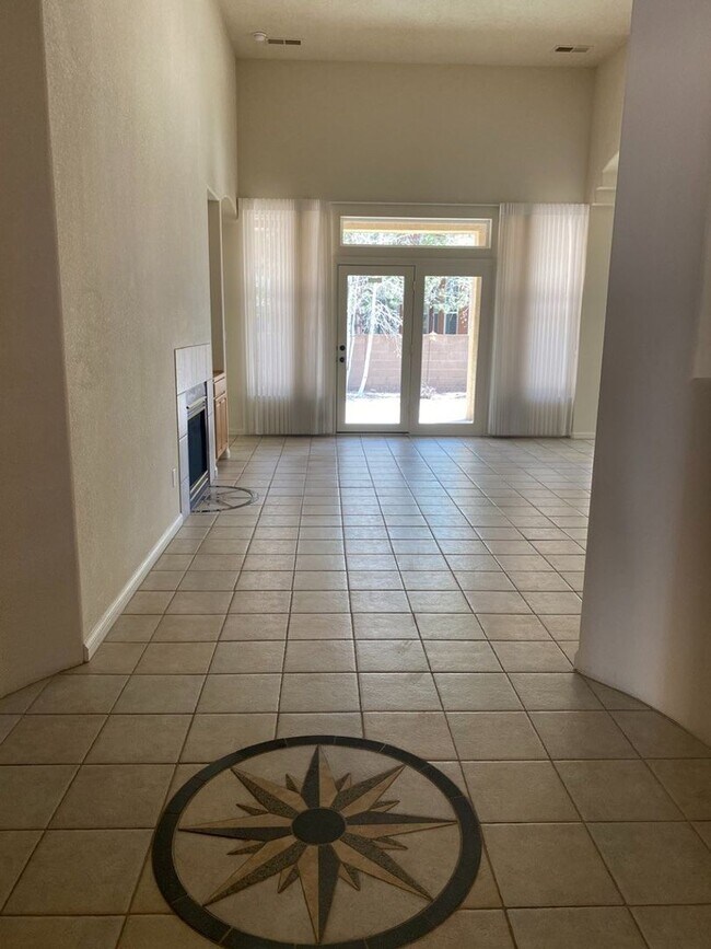 Building Photo - Beautiful 4 bedroom 3.75 bath in gated com...