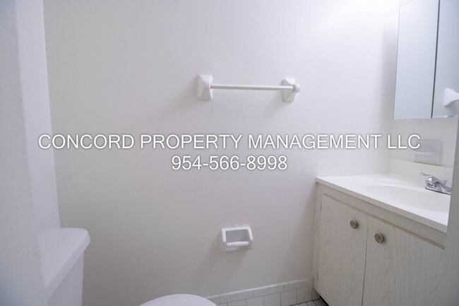 Building Photo - 2 Bedroom, 1.5 Bathroom Apartment with Poo...