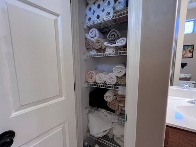 Building Photo - 2BR Vacation Home in Gated Community Bullhead Parkway with Utilities Avail 10/1