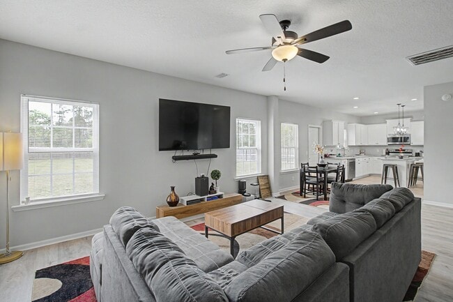 Building Photo - 18 Sunflower Cir NE