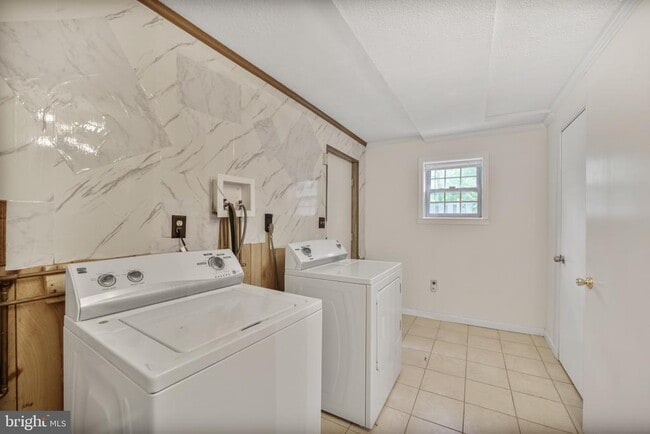 Building Photo - 1602 Lorelei Dr