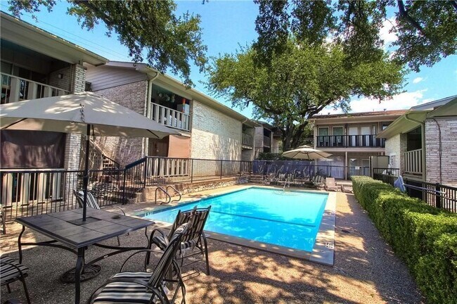 Building Photo - 1304 Summit St