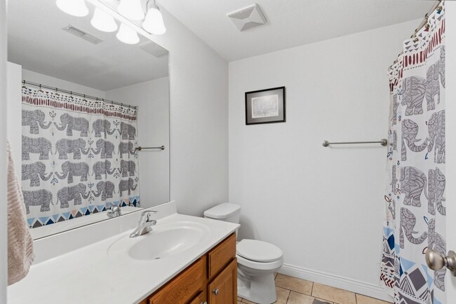 Building Photo - 5 bed/ 3 bath Single Family Home.