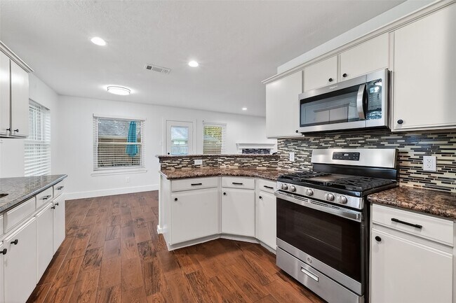 Building Photo - 2018 Village Ct Ln