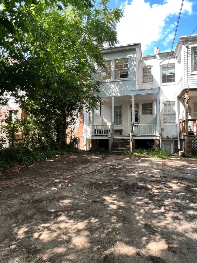 Building Photo - Renovated 4 Bedroom Townhouse! Off Street ...