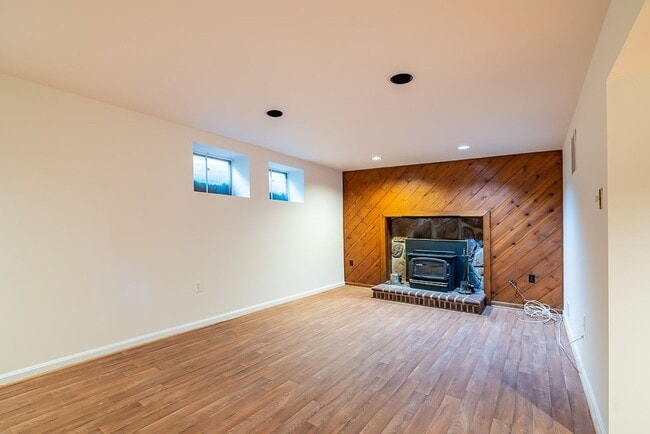 Building Photo - MUST SEE! Cozy Corner Cape in Chevy Chase is Move-in Ready!