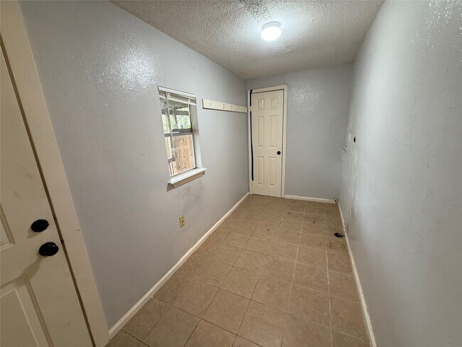 Building Photo - 4214 Kinne St