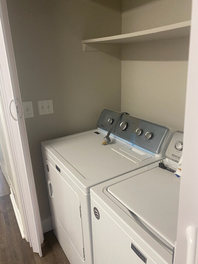 In unit washer and dryer - 922 Plumas St