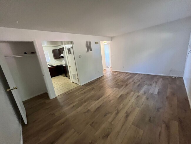 Building Photo - Great 2 bedroom 1 bathroom Provo Apartment