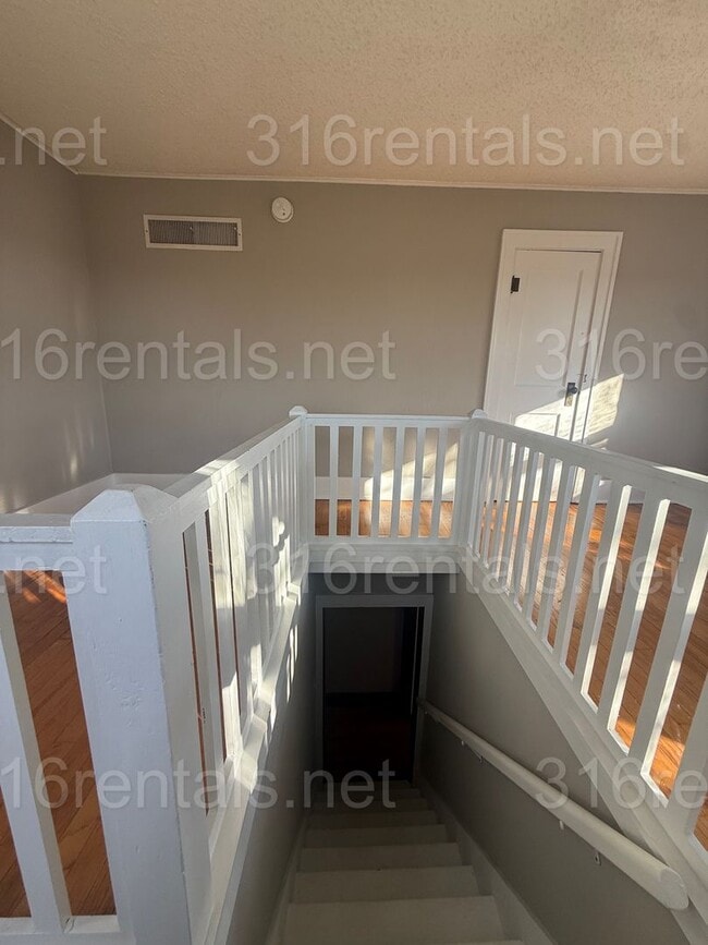 Building Photo - $1100 - 2 bedroom / 1 bathroom - Single Family Home