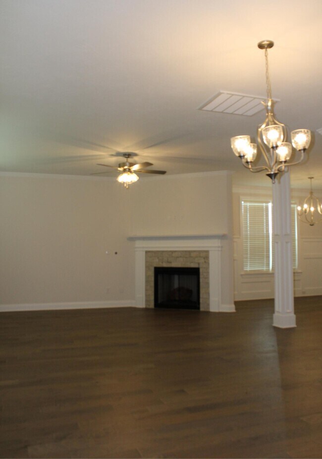Building Photo - 846 Lillian Pk Dr