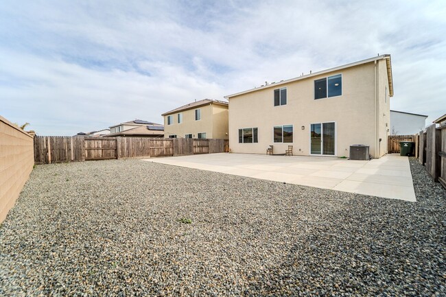 Building Photo - BEAUTIFUL 5BR 3BATH