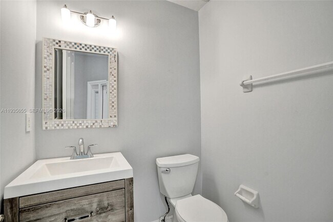 Building Photo - 652 W Palm Aire Dr