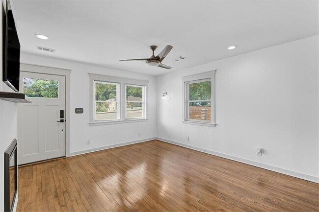 Building Photo - 1272 Lynwyn Ln SE
