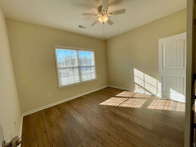 Building Photo - 5 Bedroom/3 Bath home with Garage in Tiger...
