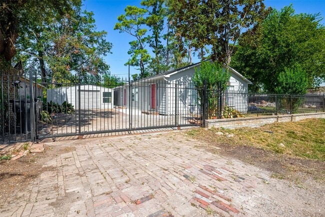 Building Photo - 5831 Annunciation St