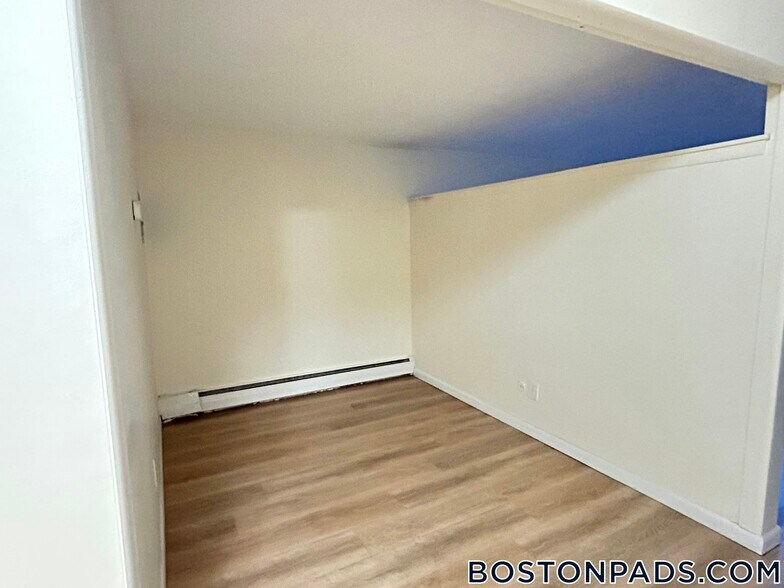 Building Photo - 24 Whites Ave