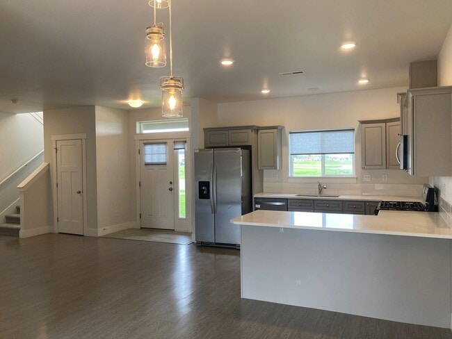 Building Photo - Discover this Gorgeous Townhome