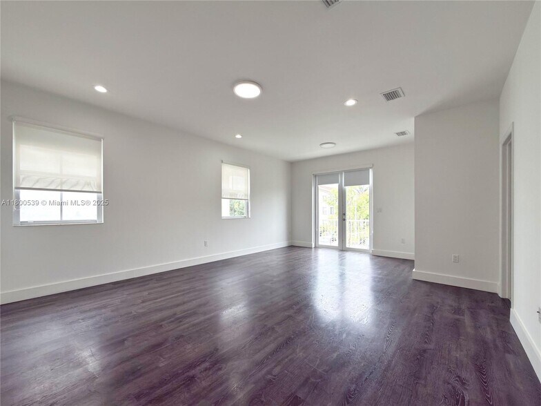 Building Photo - 10423 NW 70th Ln