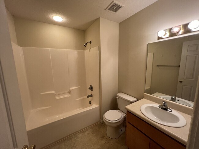 Building Photo - Apartment For Rent